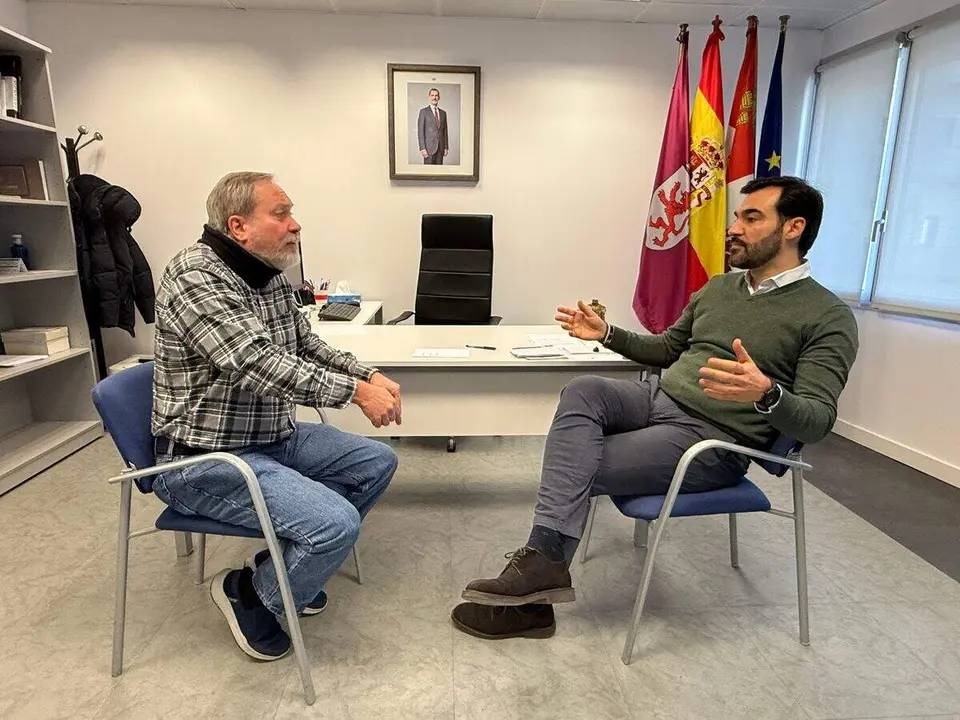 El portavoz del PP en el Ayuntamiento de Le&oacute;n, David Fern&aacute;ndez (D), conversa con el portavoz de la asociaci&oacute;n de venezolanos residentes en Le&oacute;n, Tirso Alfonso Gonz&aacute;lez, este mi&eacute;rcoles. Foto: PP Le&oacute;n