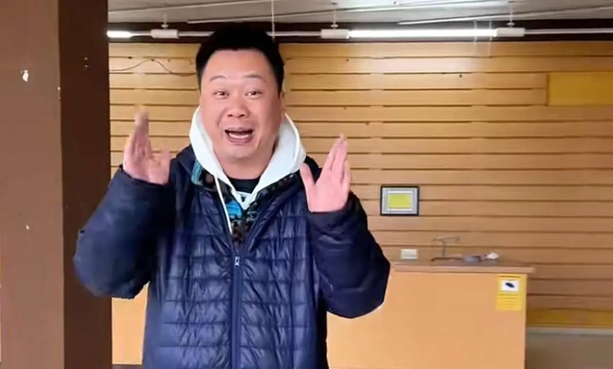 Imagen del empresario responsable del proyecto durante la presentaci&oacute;n del mismo en la red social Tik Tok.