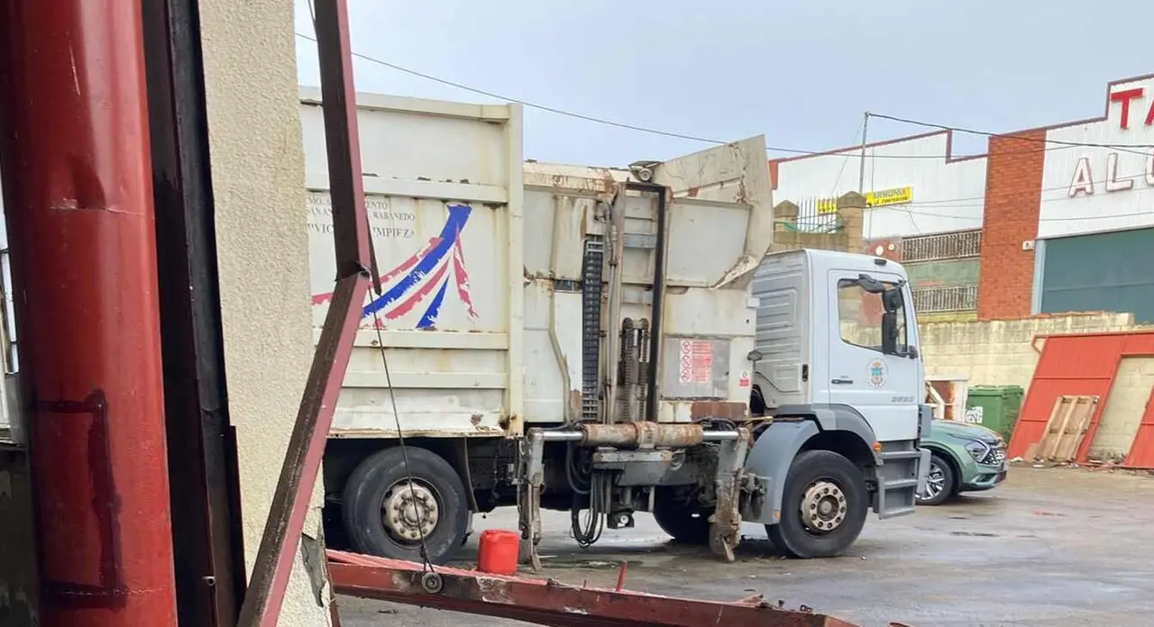 Imagen de uno de los veh&iacute;culos para la recogida de basura en San Andr&eacute;s y que permanece averiado.