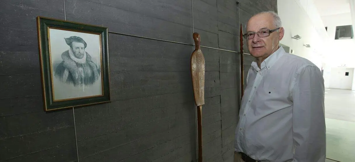El historiador Vicente Fern&aacute;ndez 'Tito', en la exposici&oacute;n personal '&Aacute;lvaro de Menda&ntilde;a y el archipi&eacute;lago de Las Marquesas', con motivo de la puesta en circulaci&oacute;n del sello conmemorativo sobre el navegante berciano
