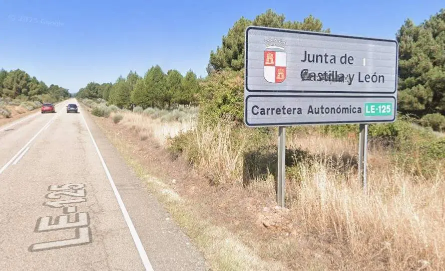 Carretera LE-125 entre La Ba&ntilde;eza y Castrocontrigo.