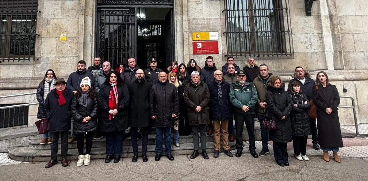 El subdelegado del Gobierno en Le&oacute;n ha presidido el minuto de silencio guardado este mediod&iacute;a y al que han acudido representantes de todas las instituciones. Foto: Sub. Gob.