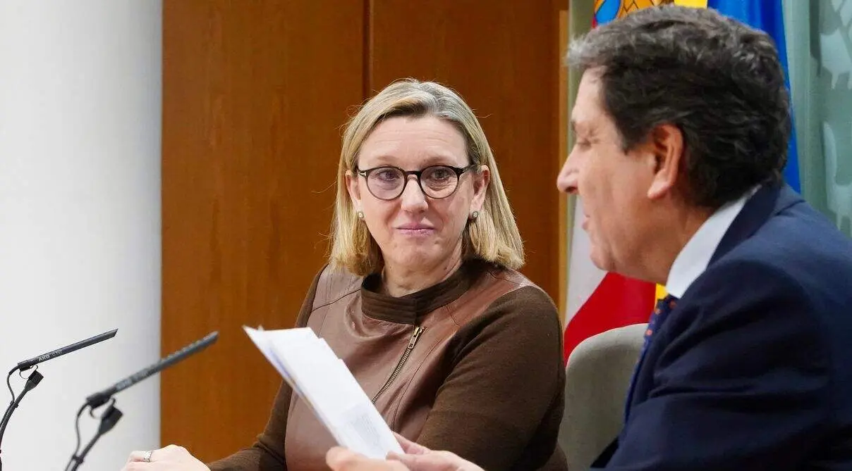 El consejero de Econom&iacute;a y Hacienda y portavoz, Carlos Fern&aacute;ndez Carriedo, y la vicepresidenta y titular de Familia e Igualdad de Oportunidades, Isabel Blanco, comparecen en rueda de prensa posterior al Consejo de Gobierno.