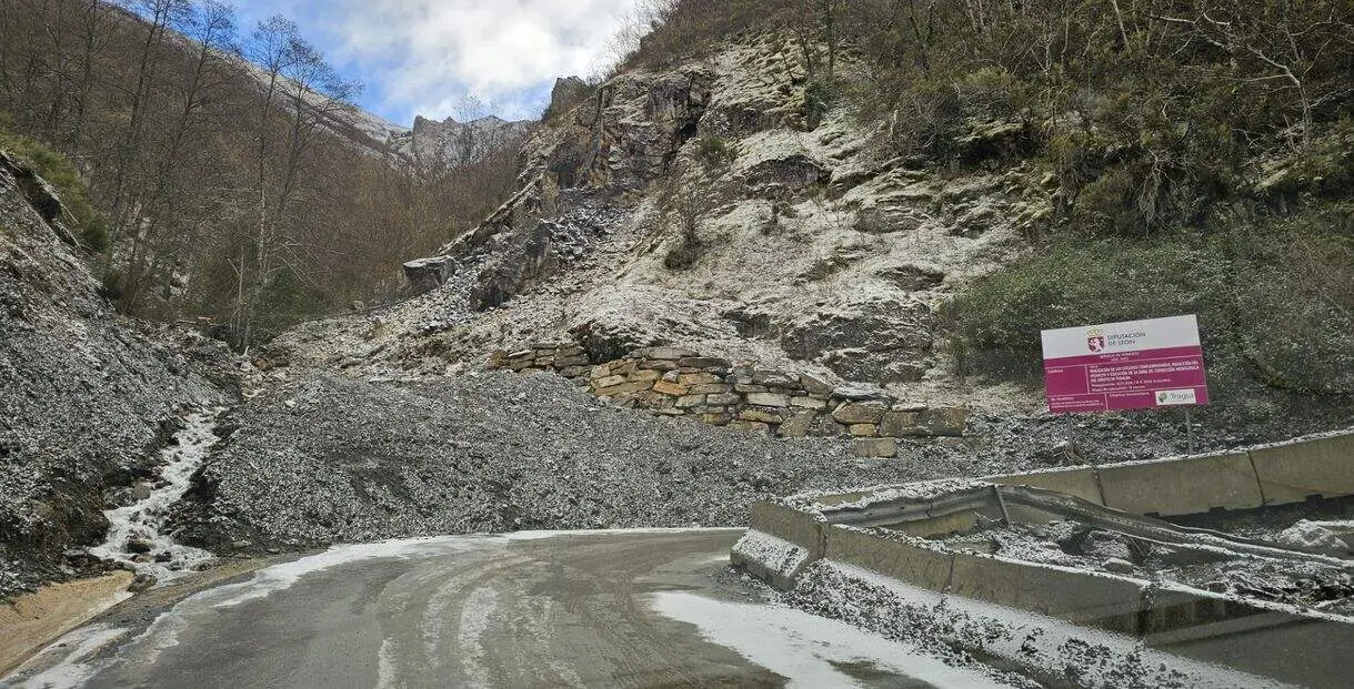 Estado actual de la carretera de Pe&ntilde;alba de Santiago.