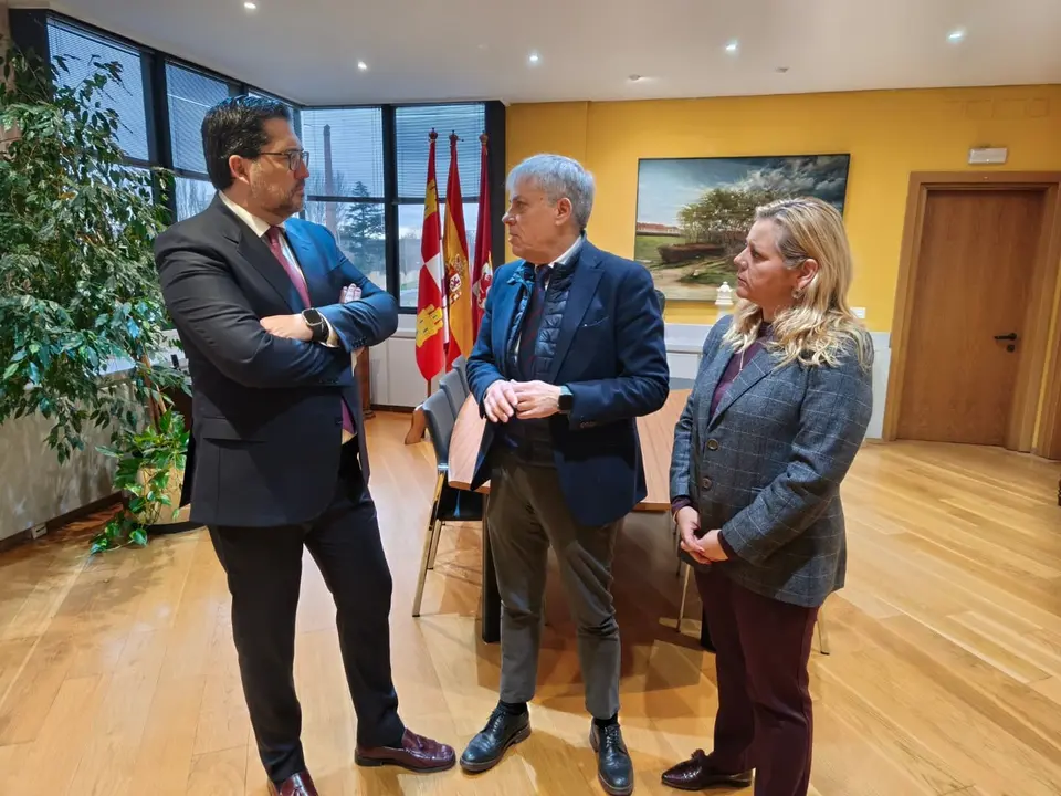 El nuevo decano del Colegio de Abogados, David D. Revilla, conversa con el delegado territorial Eduardo Diego, en presencia de Mar&iacute;a Ar&aacute;nzazu Guti&eacute;rrez. Foto: JCyL