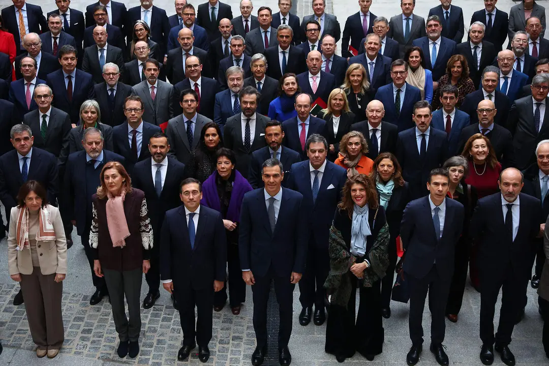 El presidente del Gobierno, Pedro S&aacute;nchez, y el ministro de Asuntos Exteriores, Uni&oacute;n Europea y Cooperaci&oacute;n, Jos&eacute; Manuel Albares, posan en la foto de familia del encuentro. Foto: Pool Moncloa - Fernando Calvo