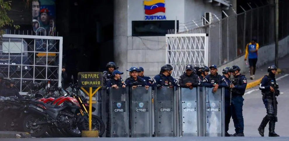 Efectivos del ej&eacute;rcito a las puertas de una de las prisiones.