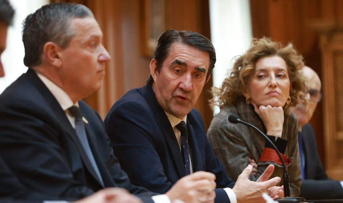 El consejero de Medio Ambiente, Vivienda y Ordenaci&oacute;n del Territorio, Juan Carlos Su&aacute;rez-Qui&ntilde;ones, firma un protocolo con la Diputaci&oacute;n de Zamora para la rehabilitaci&oacute;n de viviendas en desuso.