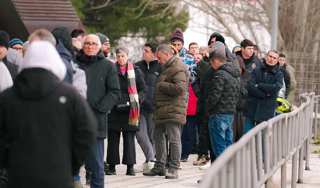 Colas de aficionados este viernes en el Reino de Le&oacute;n para conseguir entradas para el Athletic de Bilbao.