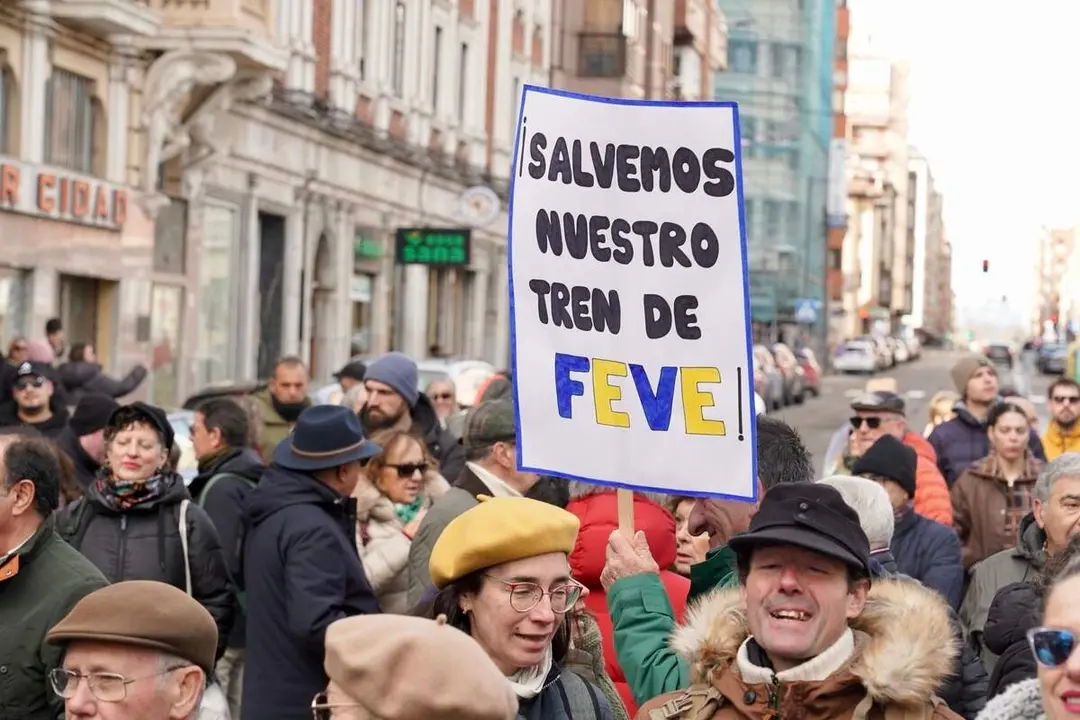 Concentraci&oacute;n frente a la estaci&oacute;n de Feve de Matallana para reclamar el regreso del tren de v&iacute;a estrecha al centro de la ciudad y rechazar que se cubra el trazado ferroviario.