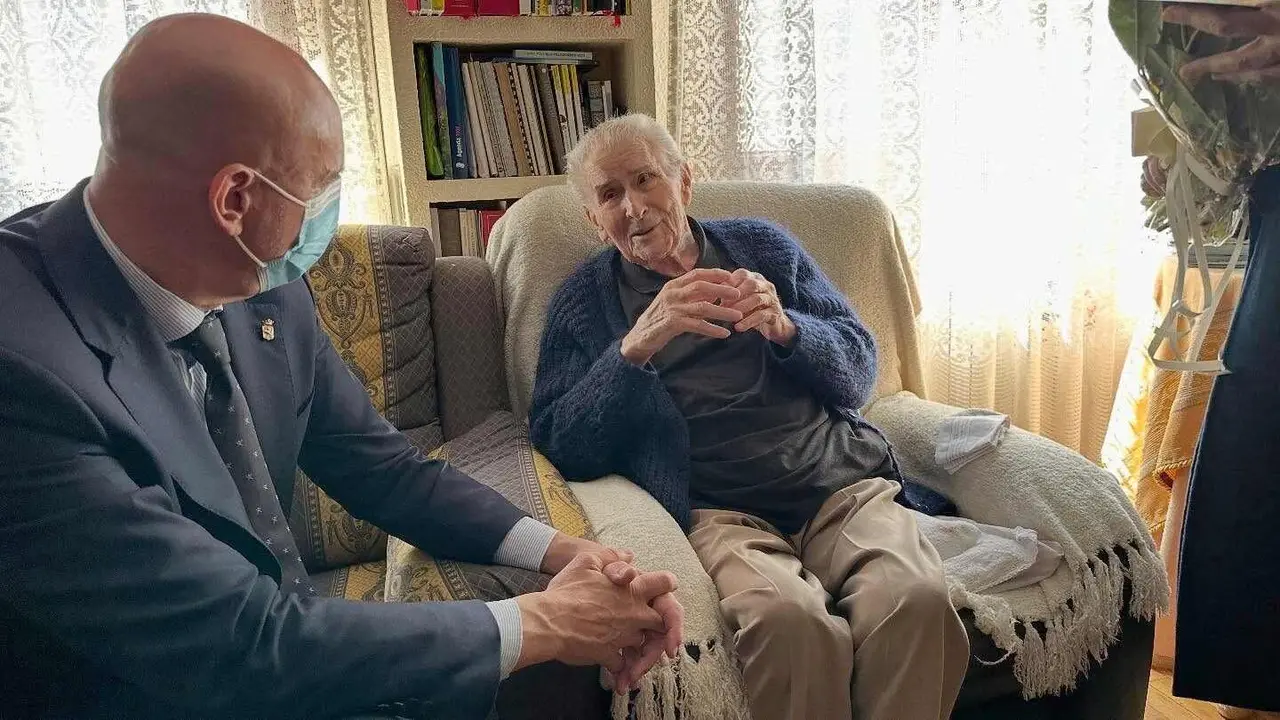 &Aacute;ngel Reyero durante el encuentro que mantuvo con el alcalde de Le&oacute;n, Jos&eacute; Antonio Diez, el pasado mes de abril.