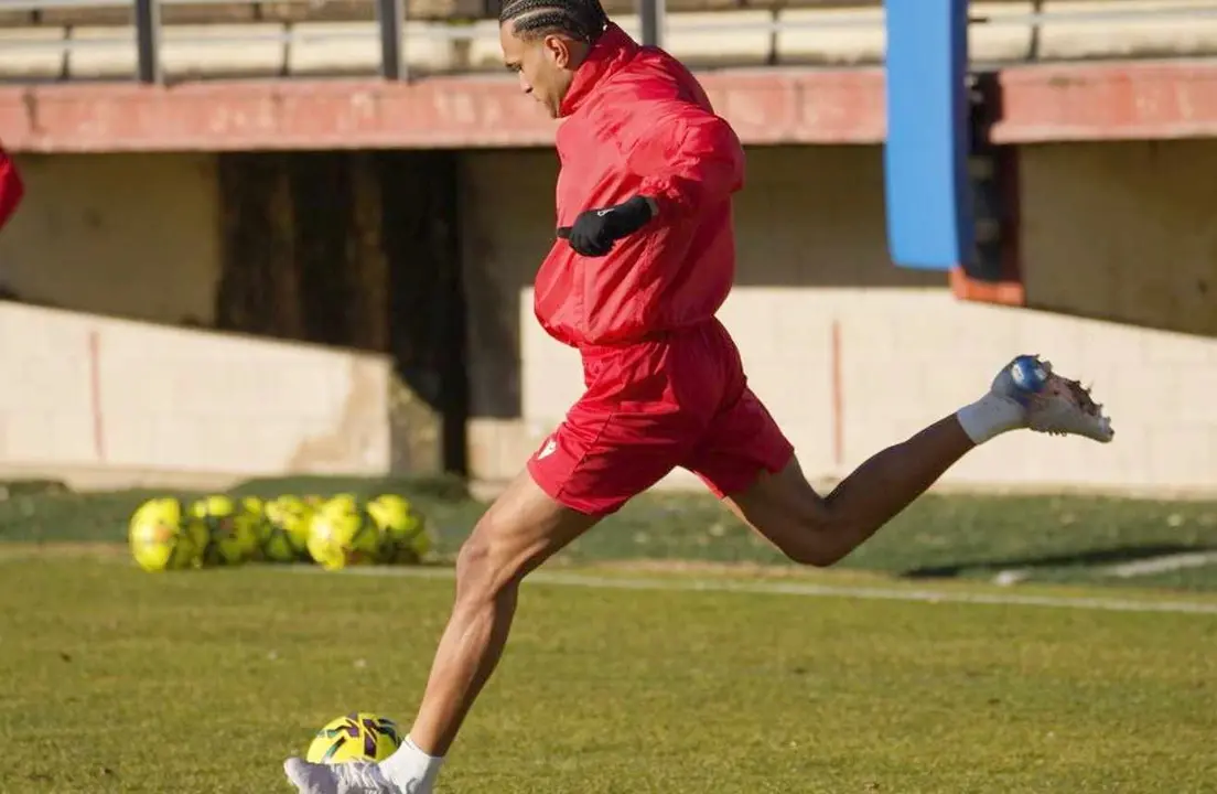 Mboula, durante un entrenamiento en el &Aacute;rea deportiva de Puente Castro.