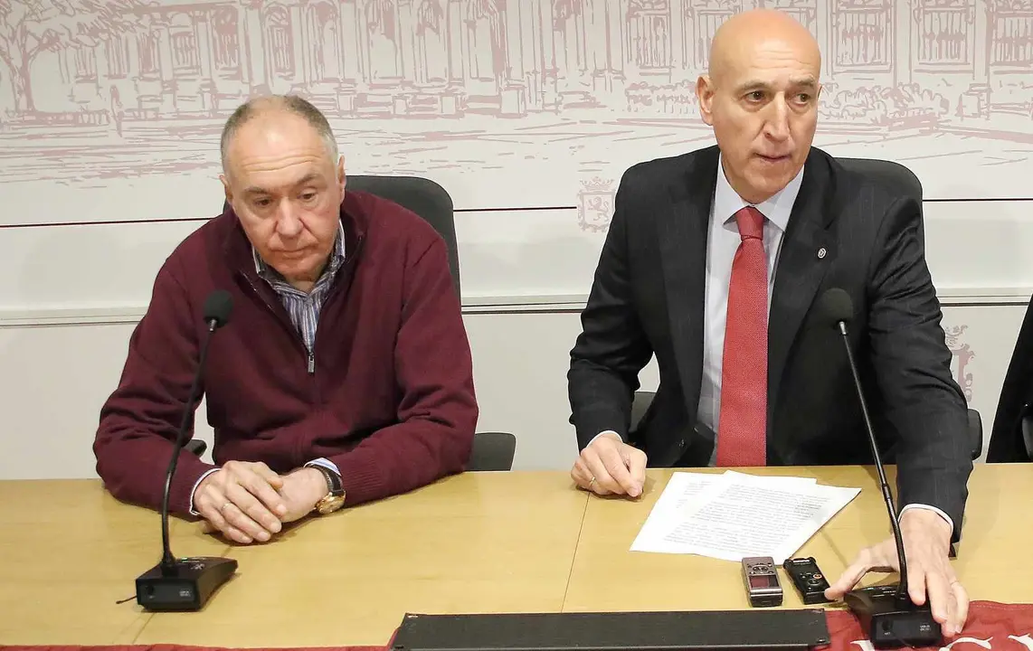 El alcalde de Le&oacute;n, Jos&eacute; Antonio Diez, junto al portavoz de la Uni&oacute;n del Pueblo Leon&eacute;s, Eduardo L&oacute;pez Sendino. Foto: Campillo