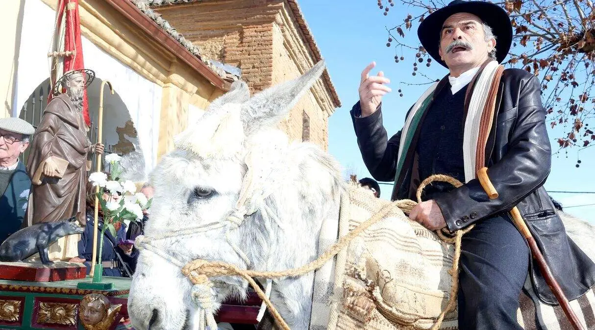 Celebraci&oacute;n de la festividad de San Ant&oacute;n en la localidad leonesa de Villeza, en la que recupera, 23 a&ntilde;os despu&eacute;s, la tradici&oacute;n de 'Los refranes de San Ant&oacute;n', un recital espont&aacute;neo de versos, dichos o coplas burlescas dirigidas a la imagen del santo