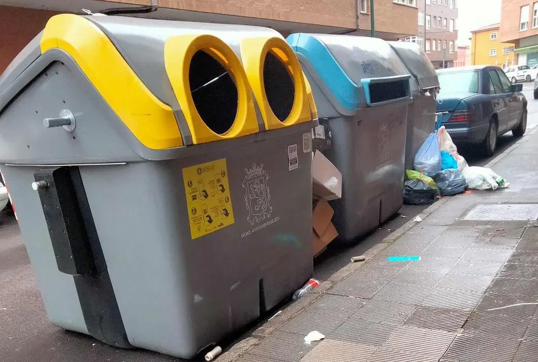 Contenedores en el Pol&iacute;gono X en una imagen facilitada por el PP municipal.