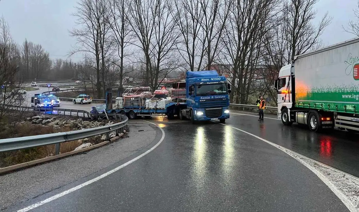 Imagen de la zona afectada por el accidente de tr&aacute;fico.