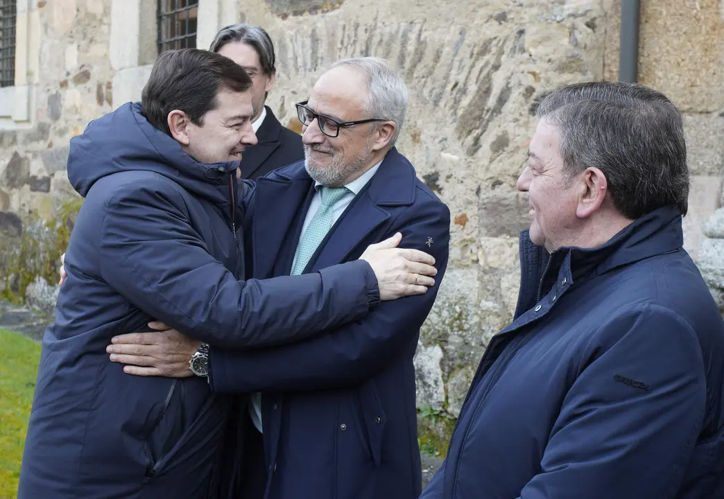 El presidente de la Junta de Castilla y Le&oacute;n, Alfonso Fern&aacute;ndez Ma&ntilde;ueco, junto al presidente del Consejo Comarcal del Bierzo, Olegario Ram&oacute;n, durante la firma del nuevo convenio marco