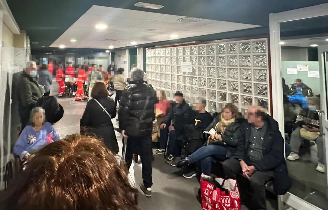 Imagen de Urgencias en el Hospital de Le&oacute;n durante las &uacute;ltimas horas con un 'tap&oacute;n sanitario' que bloquea el servicio.