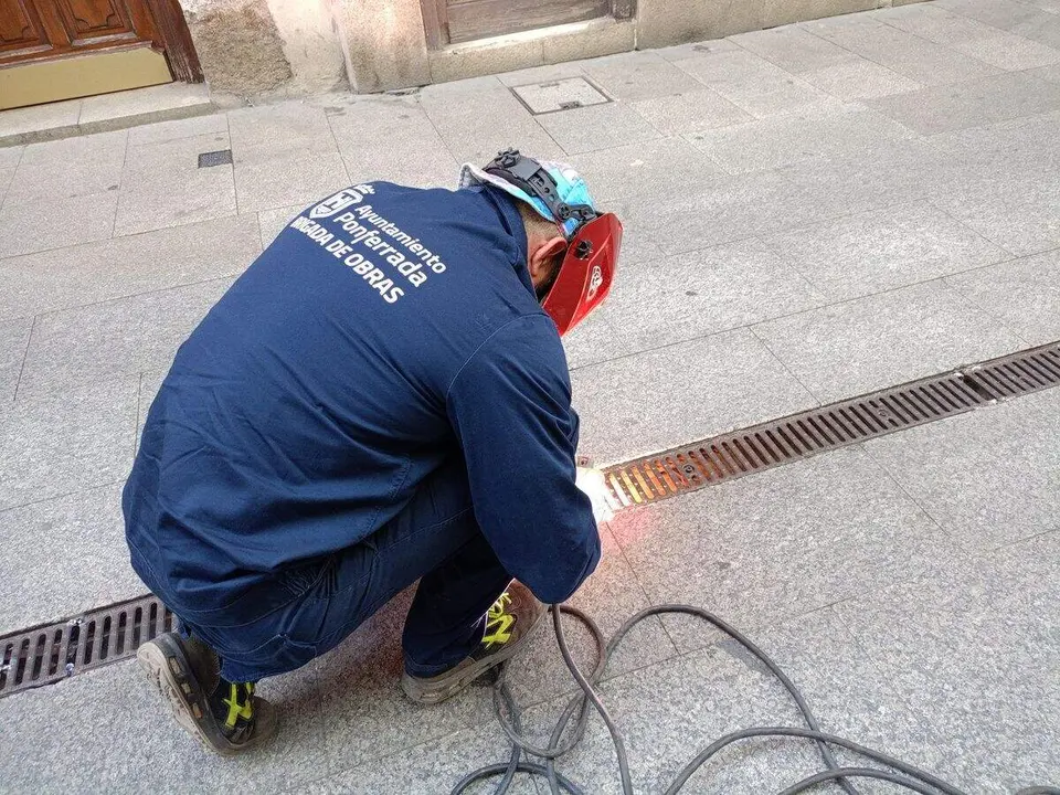 Un trabajador de la Brigada de Obras del Ayuntamiento de Ponferrada. Foto: Ayto. Ponferrada