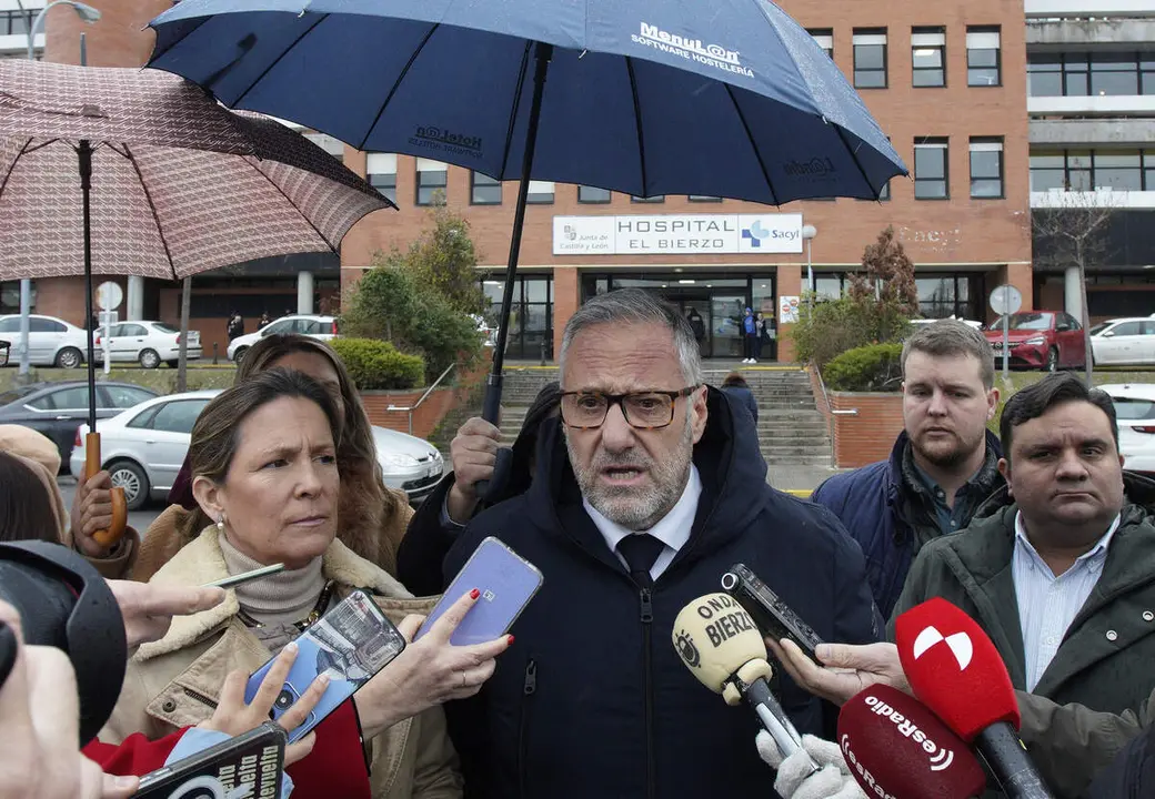 La portavoz nacional de Sanidad de Vox, Mar&iacute;a Garc&iacute;a F&uacute;ster, y el miembro del Comit&eacute; Ejecutivo Provincial y presidente de las Cortes de Castilla y Le&oacute;n, Carlos Poll&aacute;n, tras su reuni&oacute;n con OncoBierzo