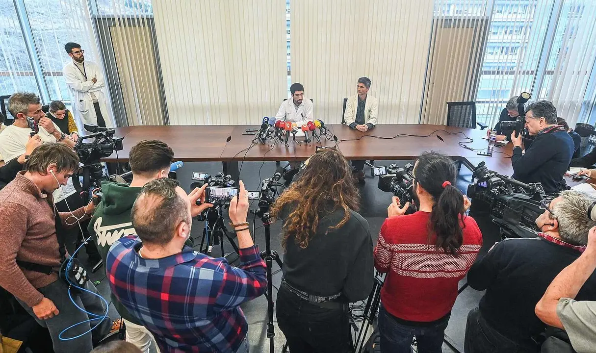 El gerente del Hospital Universitario de Burgos, Carlos Cart&oacute;n (I), y el jefe del servicio de Oncolog&iacute;a del HUBU, Enrique Lastras (D), ofrecen una rueda de prensa para explicar el error que caus&oacute; la muerte de dos pacientes