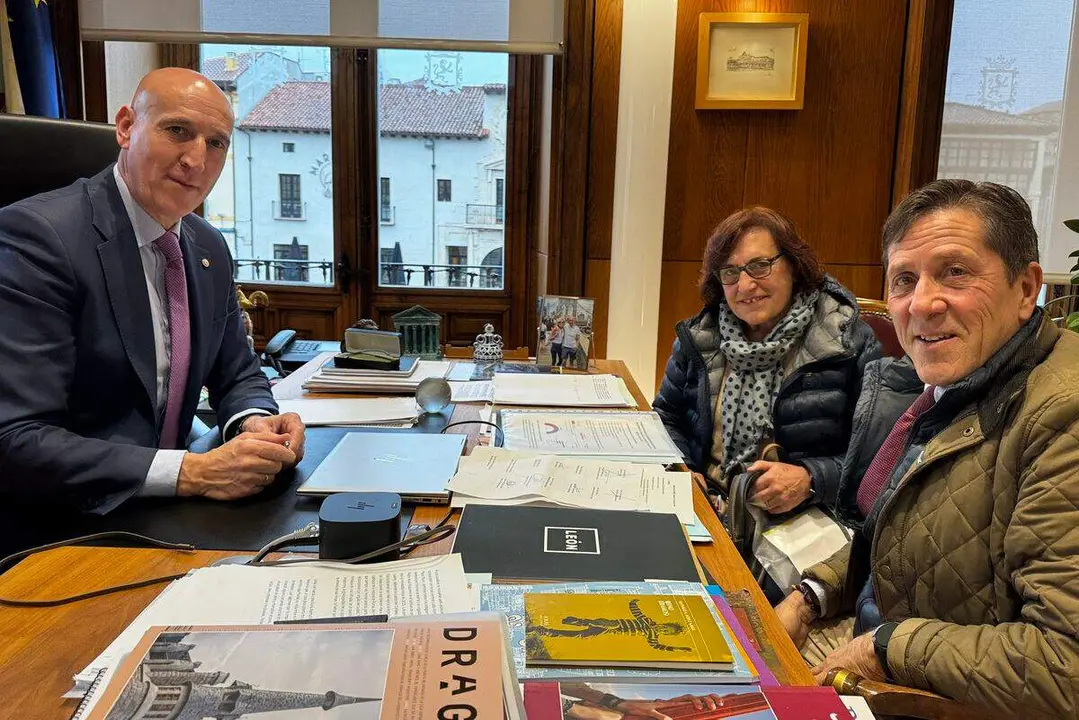 Jos&eacute; Antonio Diez tras firmar la adhesi&oacute;n a la lista de ayuntamientos de la v&iacute;a de Feve. Foto: JADiez