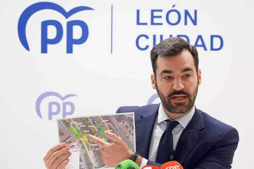 El portavoz del Grupo Municipal del Partido Popular del Ayuntamiento de Le&oacute;n, David Fern&aacute;ndez, durante una rueda de prensa.