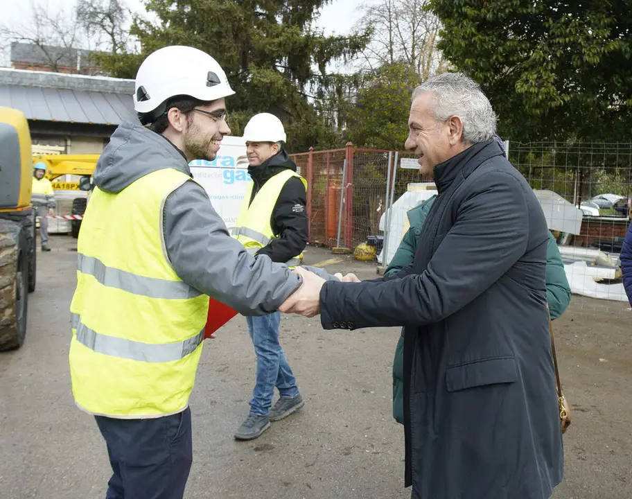 El delegado del Gobierno, Nicanor Sen, durante su visita las obras de mejora energ&eacute;tica realizadas en el colegio La Cortina de Fabero (Le&oacute;n)
