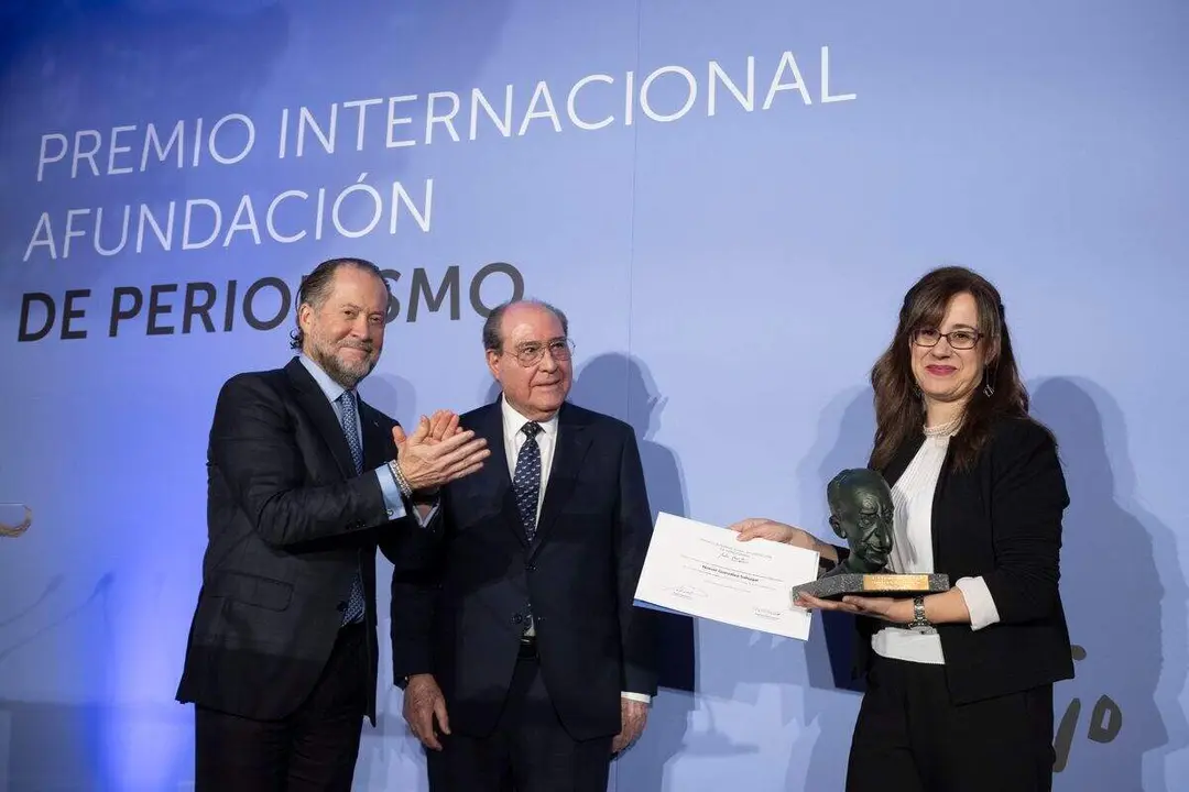 La escritora y periodista leonesa Noem&iacute; Sabugal recibe el Premio Julio Camba de columnismo. Foto: Afundaci&oacute;n de Periodismo