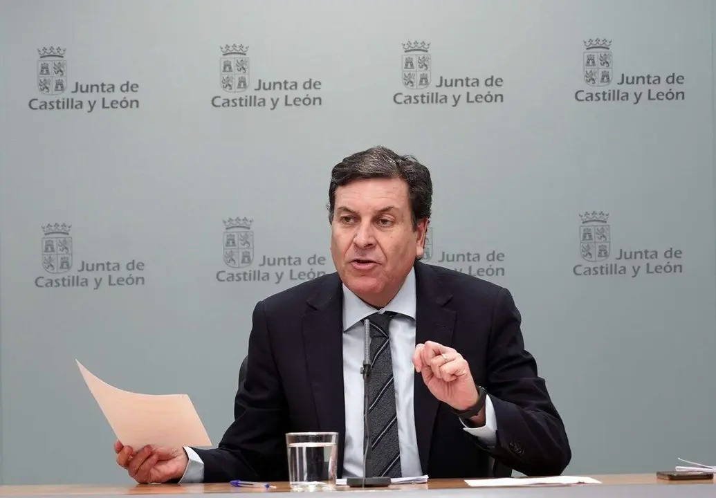 El consejero de Econom&iacute;a y Hacienda y portavoz, Carlos Fern&aacute;ndez Carriedo, comparece en rueda de prensa posterior al Consejo de Gobierno. Foto: Rub&eacute;n Cacho.