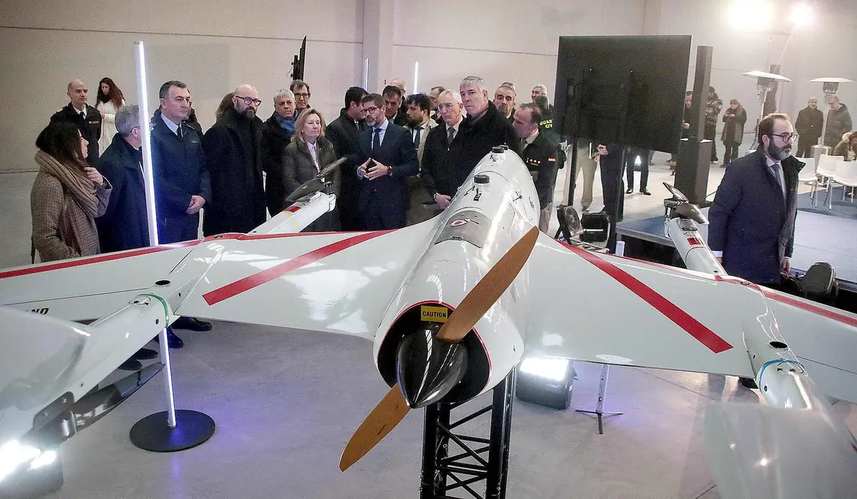 La secretaria de Estado de Defensa, Amparo Valcarce, visita las instalaciones de la futura f&aacute;brica de veh&iacute;culos a&eacute;reos no tripulados de Indra Group acompa&ntilde;ada por el presidente ejecutivo, &Aacute;ngel Escribano, y el consejero delegado, Jos&eacute; Vicente de los Mozos. Foto: Peio Garc&iacute;a