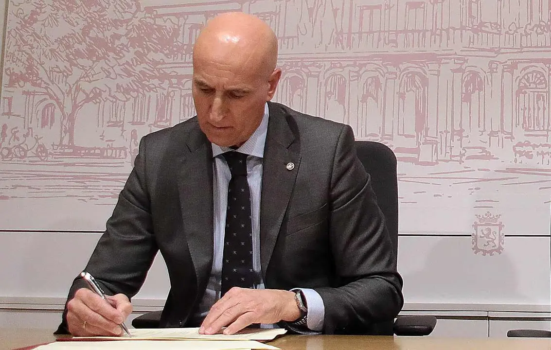 Jos&eacute; Antonio Diez, este jueves, durante la firma de un protocolo para la elaboraci&oacute;n del Plan Regional para la coordinaci&oacute;n urban&iacute;stica del entorno del Camino de La Raya. Foto: Peio Garc&iacute;a