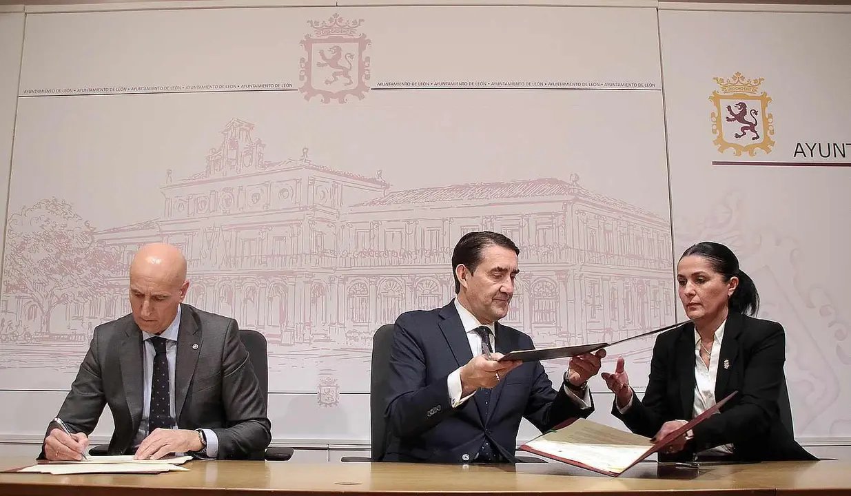 El consejero de Medio Ambiente, Vivienda y Ordenaci&oacute;n del Territorio, Juan Carlos Su&aacute;rez-Qui&ntilde;ones, firma un protocolo con los alcaldes de Le&oacute;n, Jos&eacute; Antonio Diez, y de San Andr&eacute;s del Rabanedo, Ana Fern&aacute;ndez