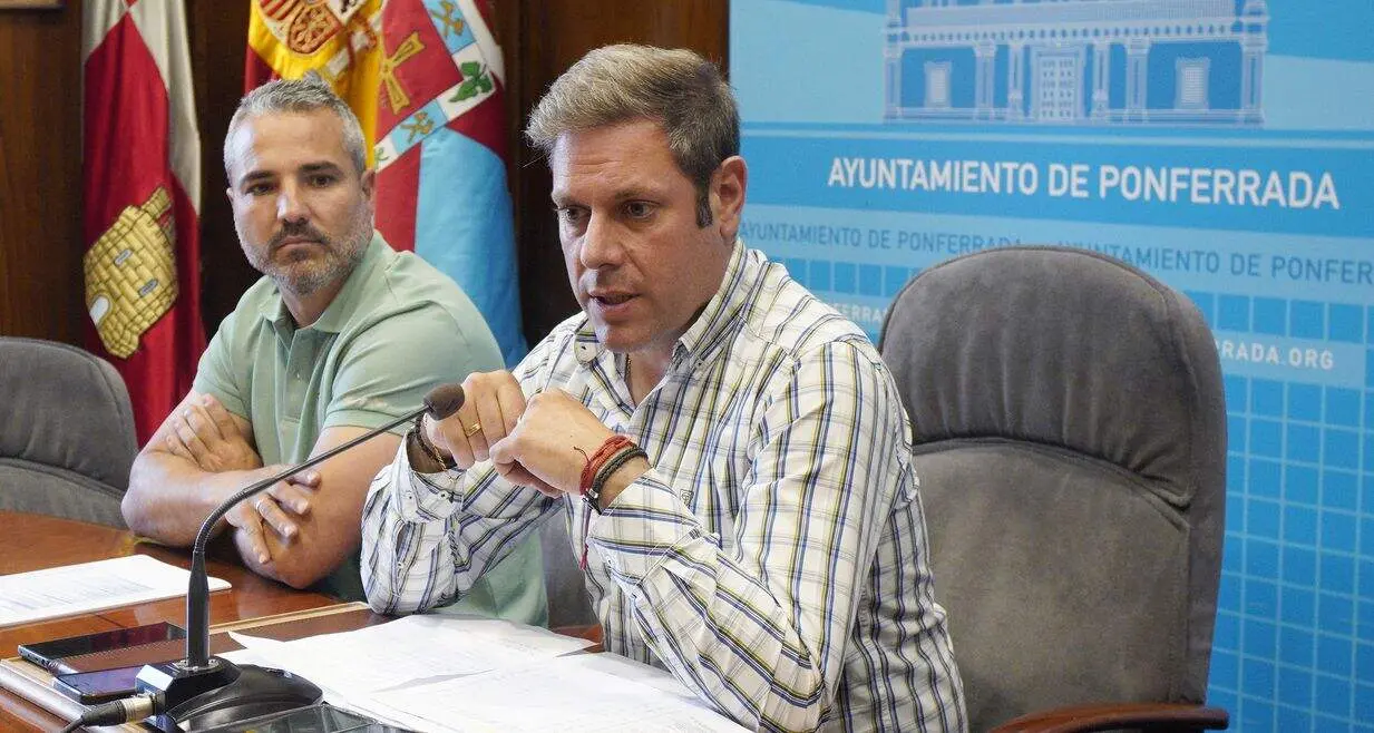 El teniente de alcalde del Ayuntamiento de Ponferrada, Iv&aacute;n Alonso (D), junto al concejal de Desarrollo Econ&oacute;mico e Industrial, Comercio, Innovaci&oacute;n y Escuela Taller. David Pacios (I), durante la presentaci&oacute;n de los presupuestos municipales