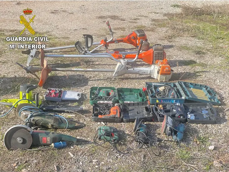 Parte de los objetos presuntamente robados en furgonetas y decomisados en la operaci&oacute;n. Foto: Guardia Civil