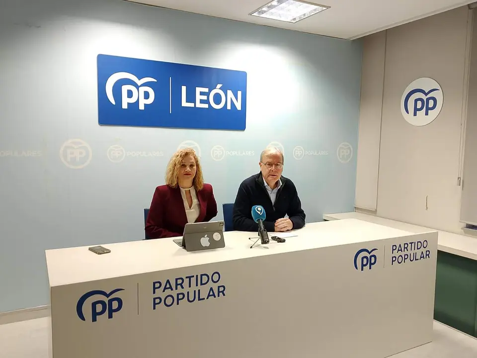 Silvia Franco y Antonio Silv&aacute;n en la rueda de prensa. Foto: PP