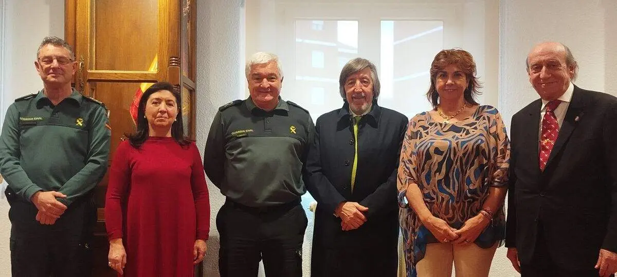 La Imperial Orden del Pend&oacute;n de San Isidoro de Le&oacute;n, ha efectuado la visita institucional al nuevo Jefe de la  12&ordf; Zona de la Guardia Civil, con sede en Le&oacute;n, General de Brigada Miguel S&aacute;nchez Guerrero, que estaba acompa&ntilde;ado por el Coronel Julio Gutierrez Hern&aacute;ndez, Jefe de la Comandancia de Le&oacute;n y a su vez Ilte. Caballero Cofrade de Honor de la propia Cofrad&iacute;a Isidoriana.
