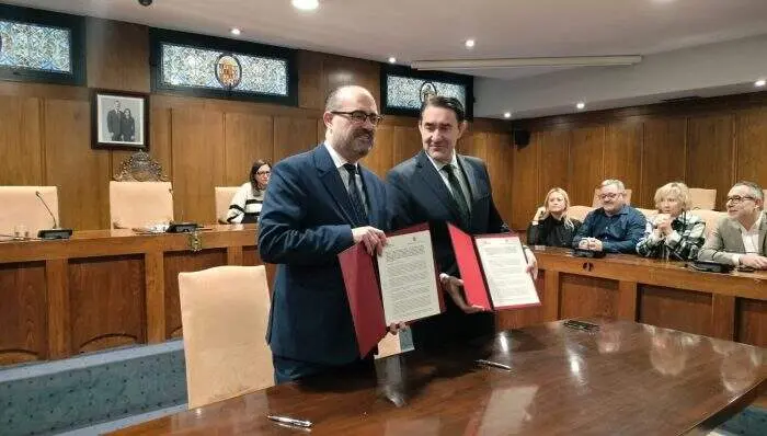 EL alcalde Marco Morala y el cosejero Su&aacute;rez-Qui&ntilde;ones firmaron este s&aacute;bado el convenio para el nuevo sistema de abastecimiento de agua. Foto cedida El Bierzo Digital.