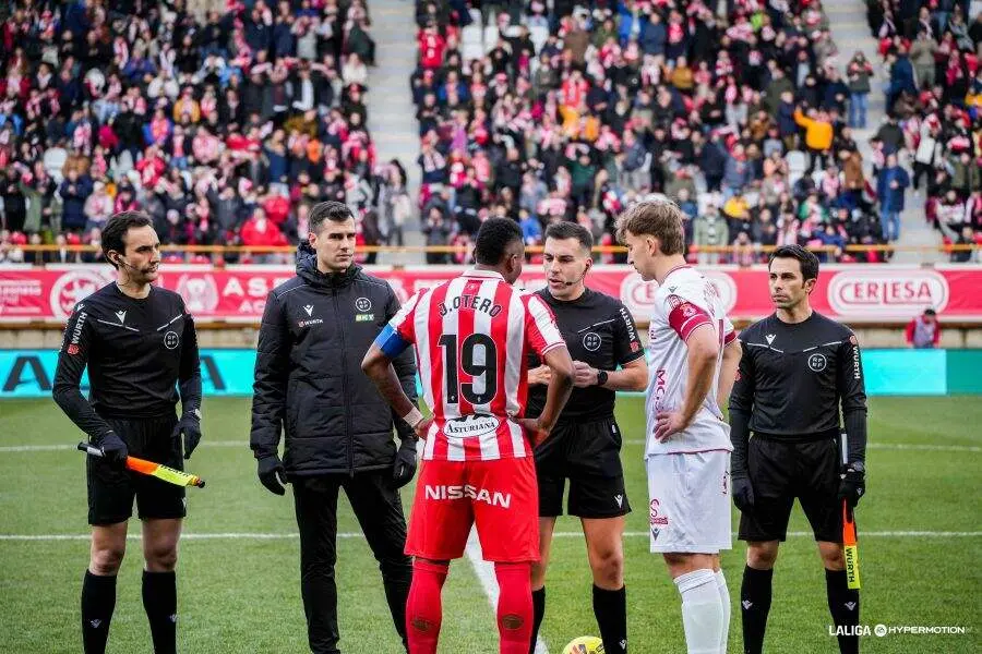 Los capitanes, junto al colegiado, momentos antes del inicio del partido.