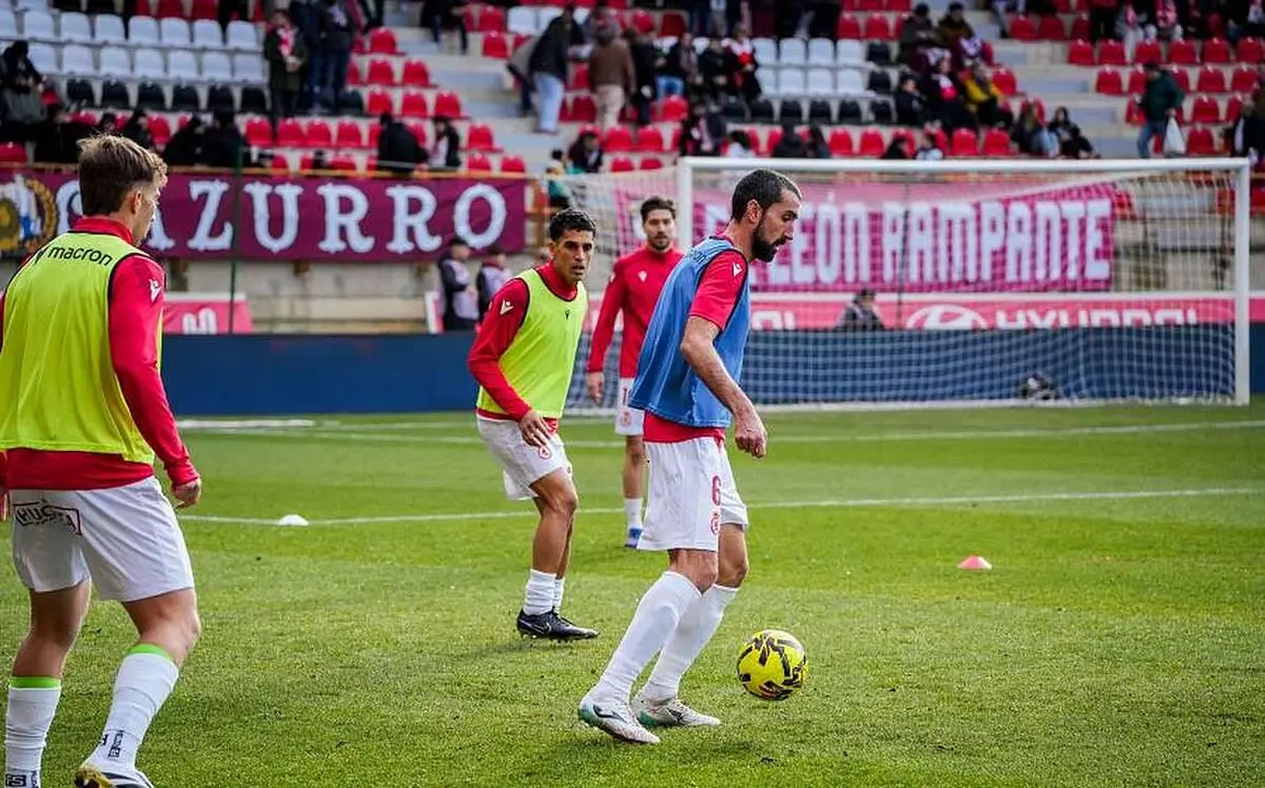 Maestre, durante el calentamiento previo al partido.