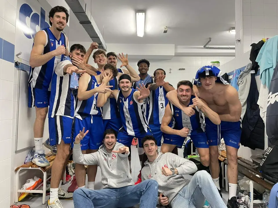 Los jugadores del Cl&iacute;nica Ponferrada celebran la victoria en el vestuario. Foto: Ponferrada SPD