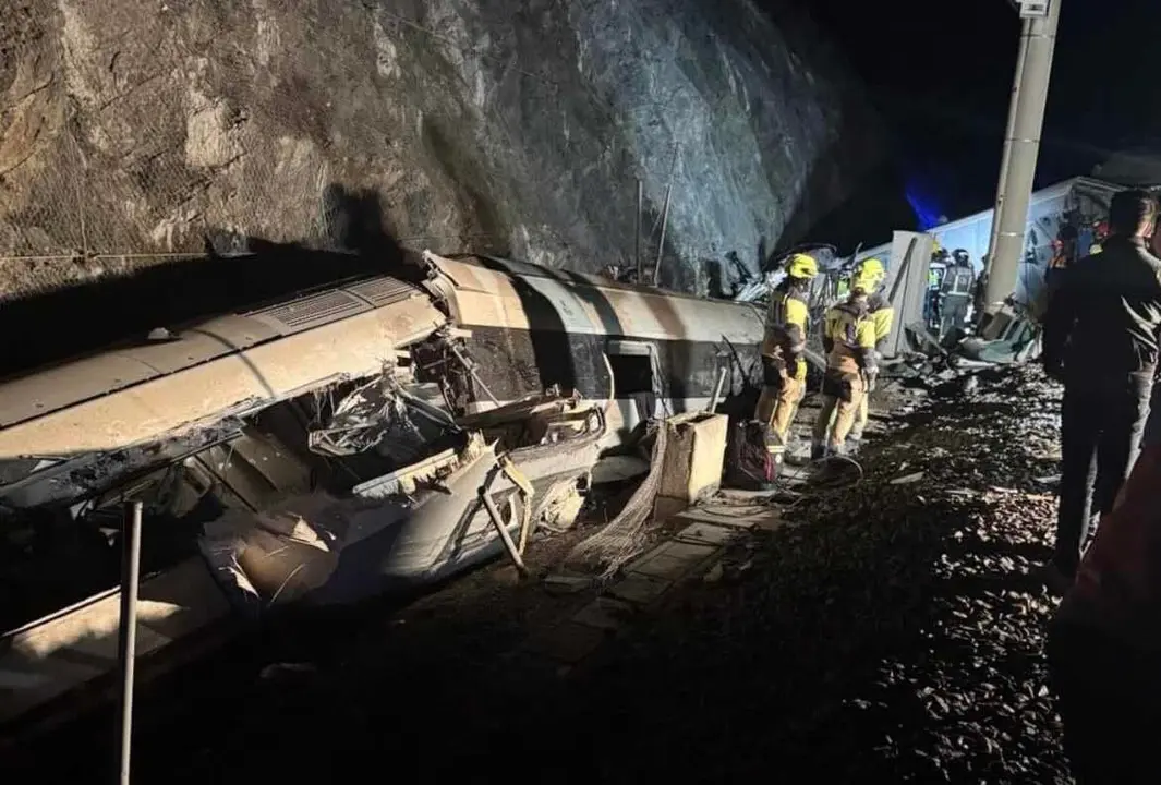 La provincia de C&oacute;rdoba ha vivido este domingo por la tarde uno de los peores accidentes ferroviarios de las &uacute;ltimas d&eacute;cadas. En el t&eacute;rmino municipal de Adamuz, un tren de alta velocidad de la compa&ntilde;&iacute;a Iryo, que cubr&iacute;a la ruta M&aacute;laga&ndash;Madrid con alrededor de 300 pasajeros a bordo, descarril&oacute; y acab&oacute; invadiendo la v&iacute;a contraria. Hay al menos 39 fallecidos.