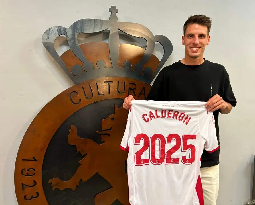 Calder&oacute;n, en la sede de la Cultural, en el momento de su incorporaci&oacute;n al club blanco.