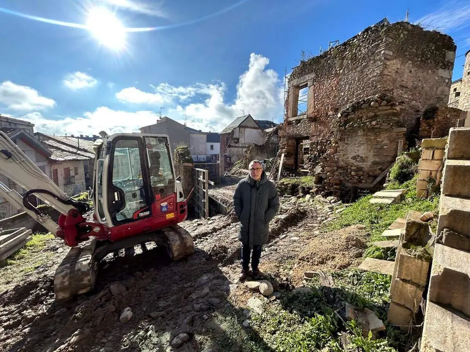 El concejal de Urbanismo, Carlos Cortina, en el lugar de la intervenci&oacute;n en el Casco Antiguo de Ponferrada. Foto: Ayto. Ponferrada.