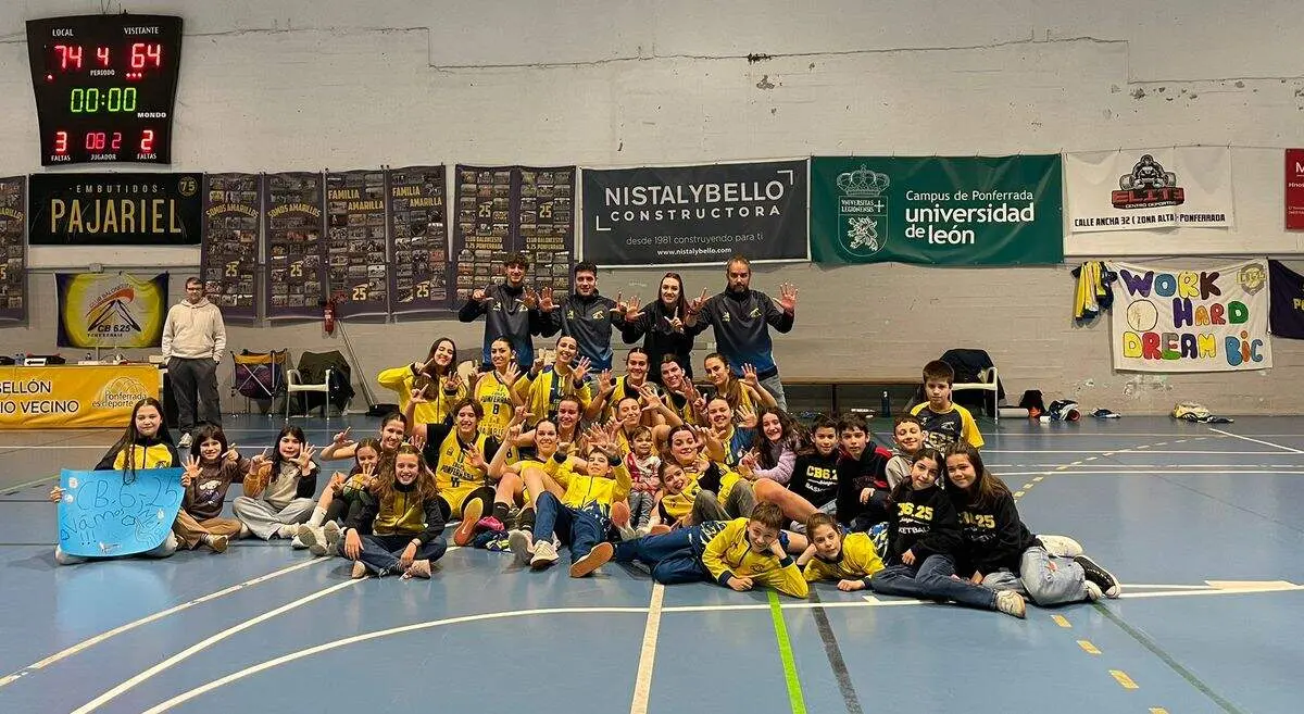 Jugadoras y cuerpo t&eacute;cnico celebran la victoria ante el Mieres este domingo. Foto: Rodo L&oacute;pes.