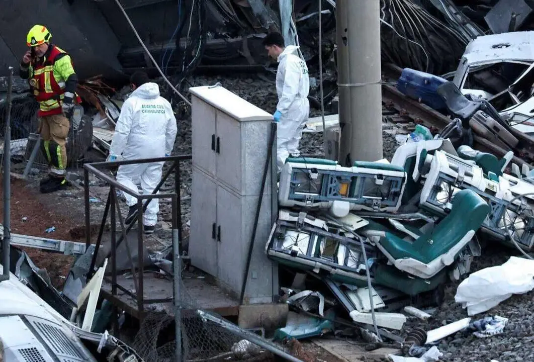 Restos de los trenes tras el accidente en el punto de impacto de ambas unidades.