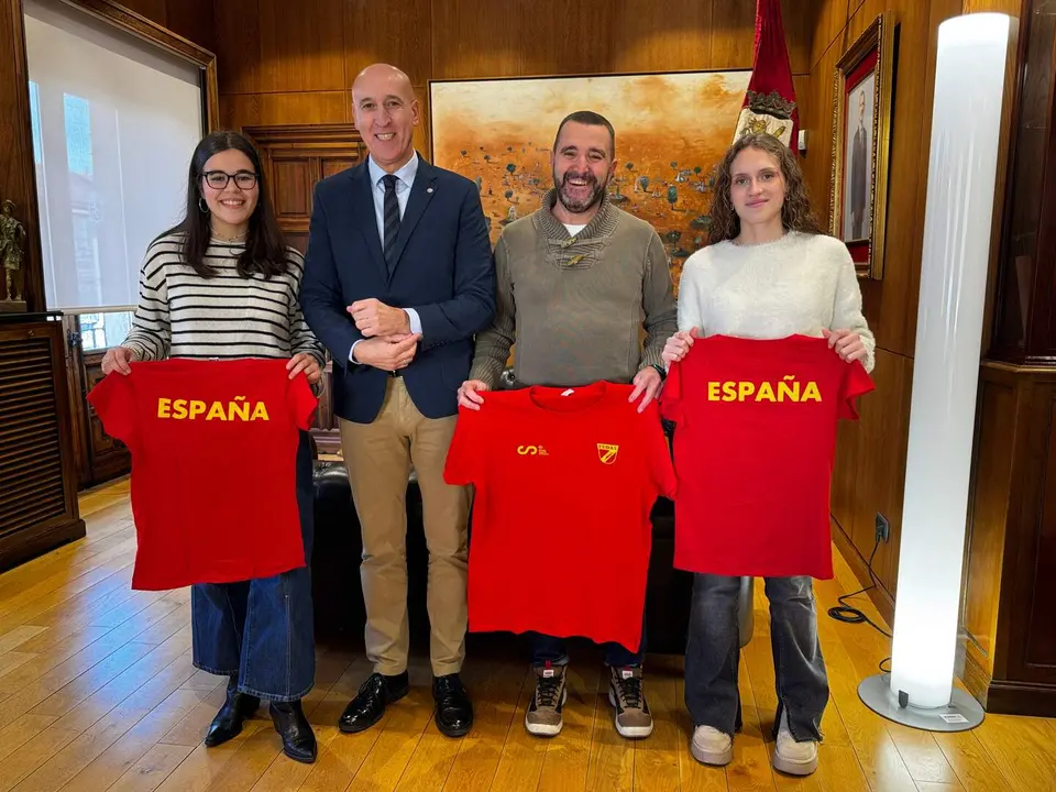 El alcalde de Le&oacute;n, Jos&eacute; Antonio Diez, ha recibido esta ma&ntilde;ana en el Ayuntamiento de San Marcelo a Luc&iacute;a Mediavilla, Luc&iacute;a Paredes y Alberto Paredes, leoneses convocados por la Selecci&oacute;n Nacional de Buceo de Competici&oacute;n para el preparatorio del Campeonato del Mundo que se celebrar&aacute; este a&ntilde;o en Francia. Foto: Ayto. Le&oacute;n.