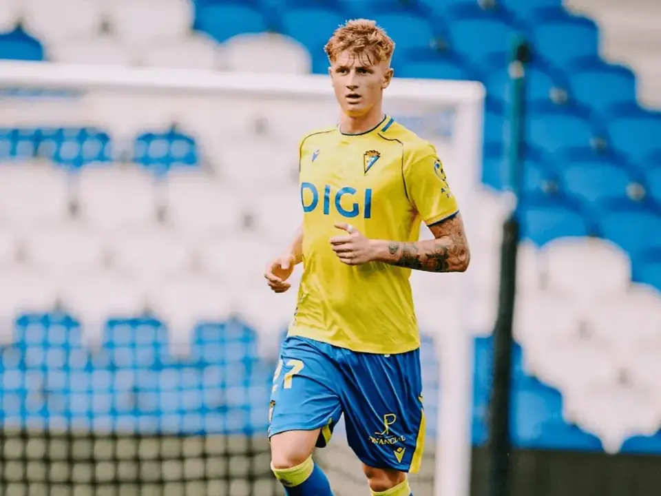 Pelayo Fern&aacute;ndez, durante su debut con el C&aacute;diz.
