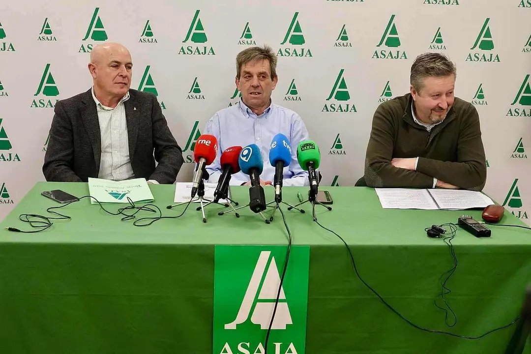 El presidente de Asaja Le&oacute;n, Arsenio Garc&iacute;a Vidal, y el secretario general, Jos&eacute; Antonio Turrado, presentan el informe anual de la organizaci&oacute;n sobre el sector agroganadero y las previsiones para 2026