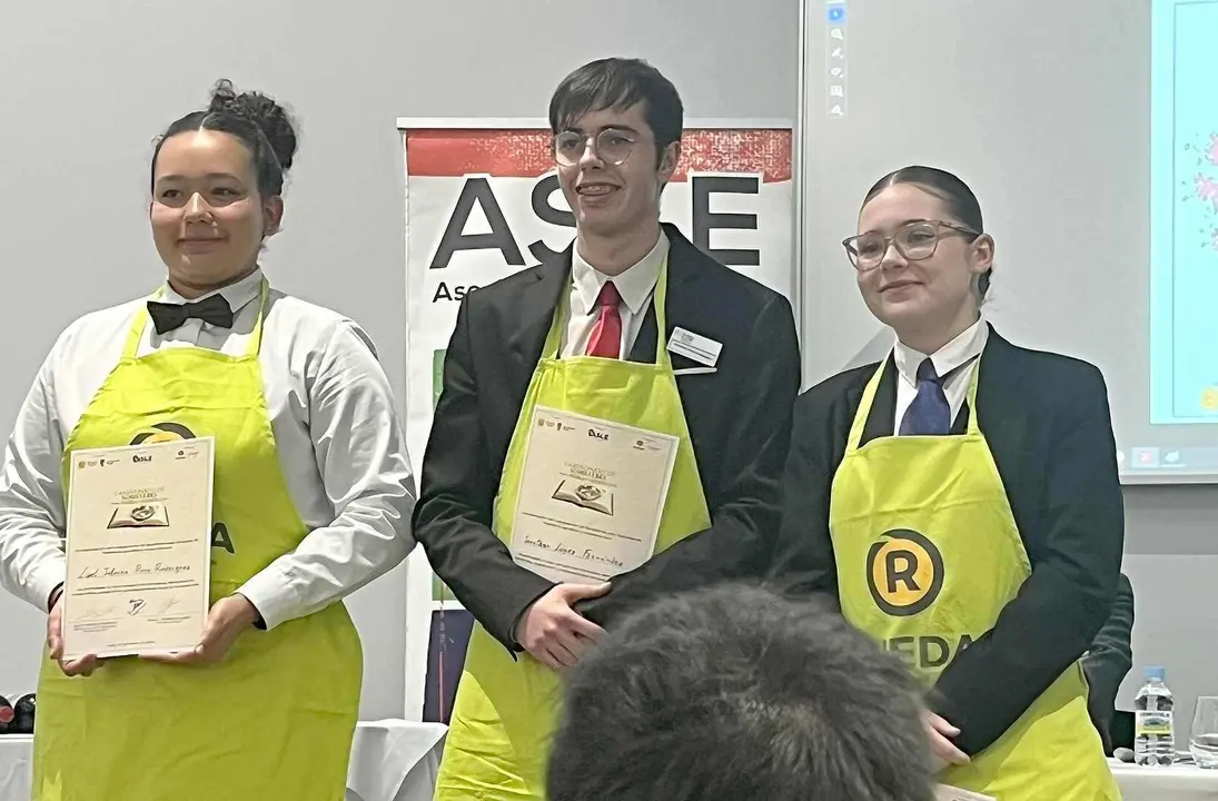 Los campeones del I Campeonato de sumilleria para Escuelas posan a la conclusi&oacute;n de la jornada.